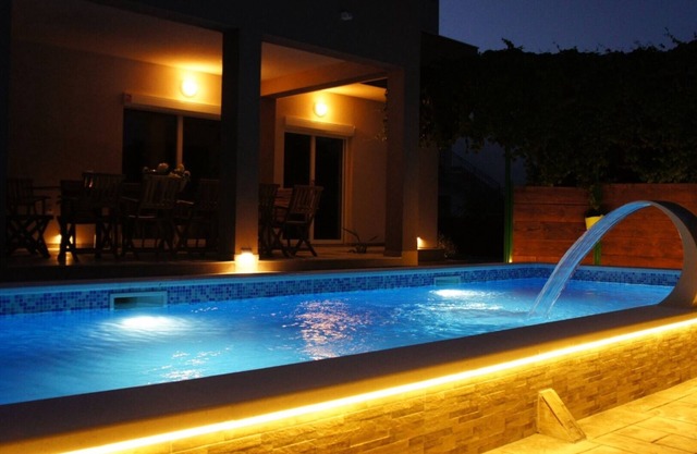 Skyview House with heated pool