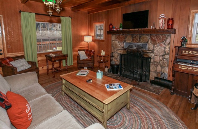 Sledding and Snowplay in the back yard! Cozy Updated 50s Retro Cabin.