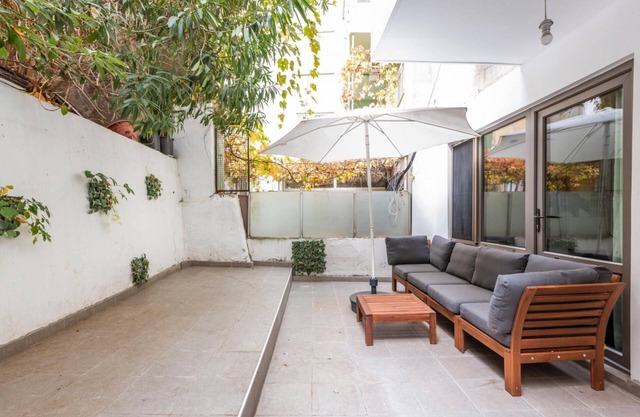 Sleek and Central Flat with Backyard in Besiktas