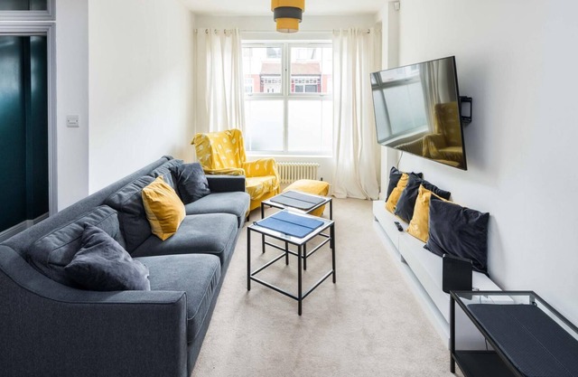 Sleek and Sophisticated 2BD Home Tottenham
