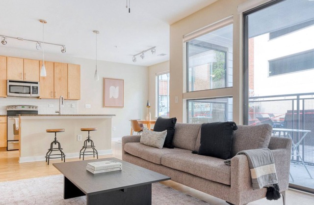Sleek Barton Springs 1BR w/ Gym, Pool & W/D, nr Zilker, by Blueground