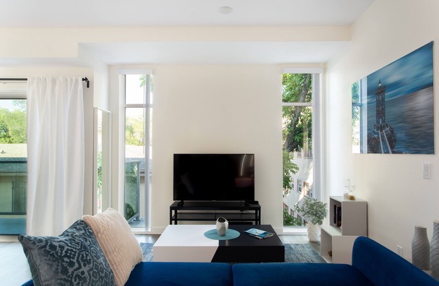 Sleek & Central Studio in Old Town Pasadena