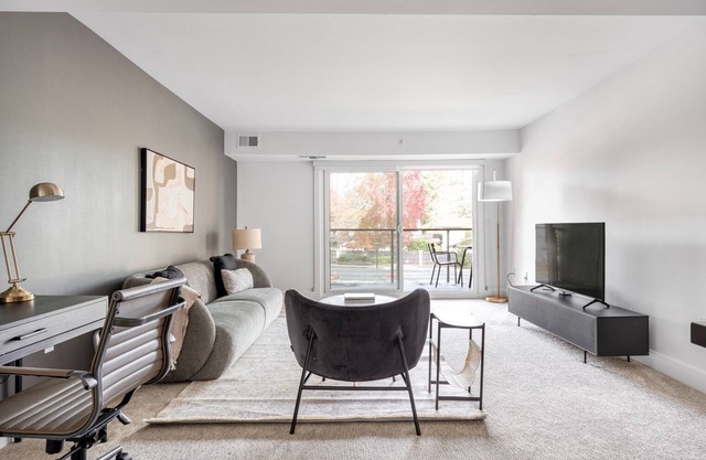 Sleek Menlo Park 2BR w/Pool, W/D, Gym, near 82, 101, 280, by Blueground