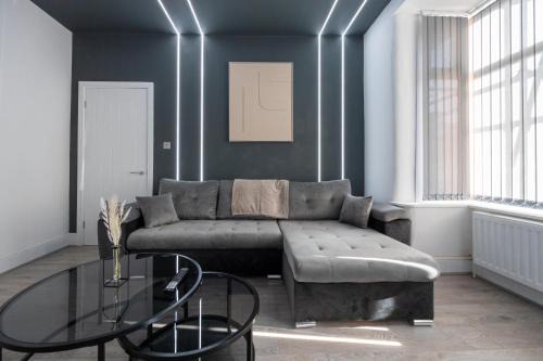 Sleek Retreat Modern Home with Games Room and Home Cinema Lounge-Sleeps 8