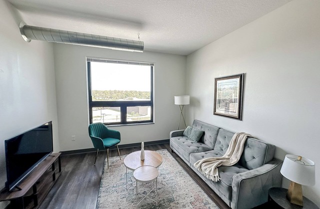 Sleepover: Marvelous 1BD/1BA + High Ceilings - Des Moines