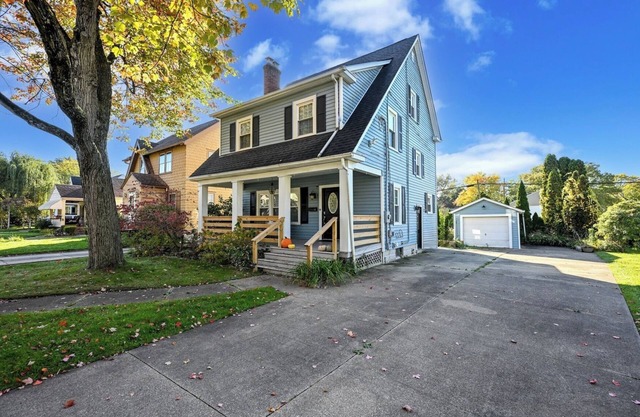 Sleeps 12 + BBQ + AC + Outdoor Smoking Allowed