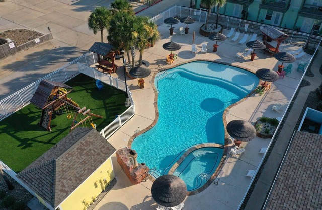 Sleeps 18 | 2 Beach Homes w/2 Pools, Playground, Covered Patios | Pirates Bay