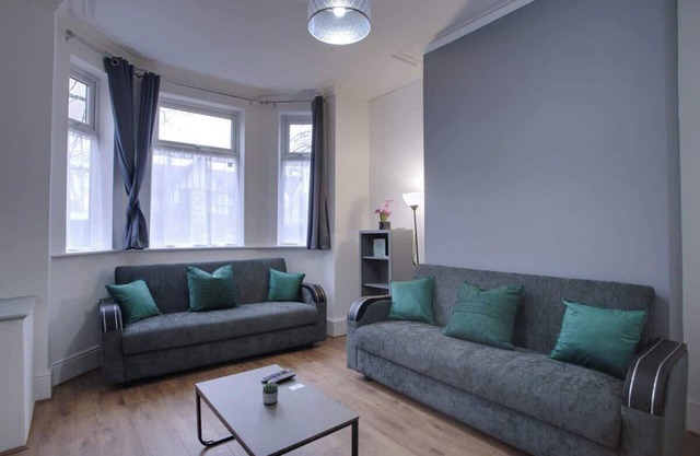 Sleeps 18 Lovely Mcr Home by City SuperHost