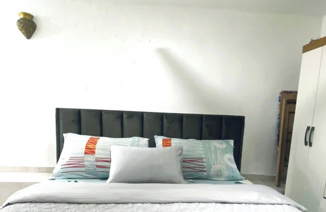 Sleeps 2 - Pet Friendly with Garden & Parking