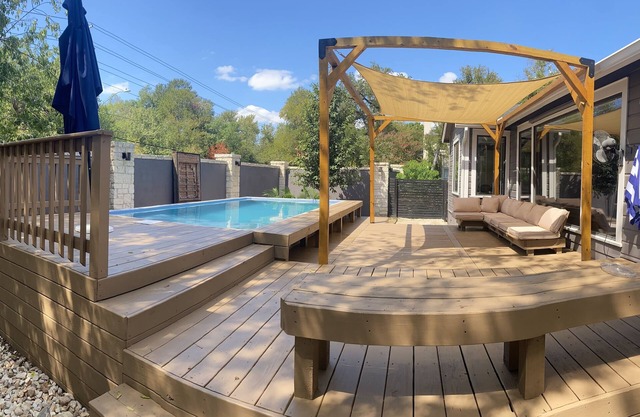 Sleeps 20, Pool & hot tub, dtown ATX, 2 houses next door to each other!