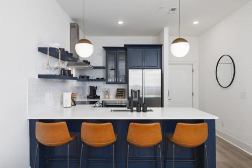 Sleeps 20 Three Condos Side by Side 10 minutes to Broadway