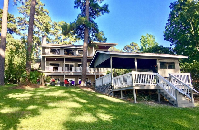 Sleeps 26.Waterfront Lakehouse on Lake Sam Rayburn. Unbelievable views!