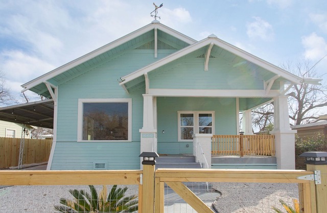Sleeps 6 Walk to Alamodome Cowboy Pool