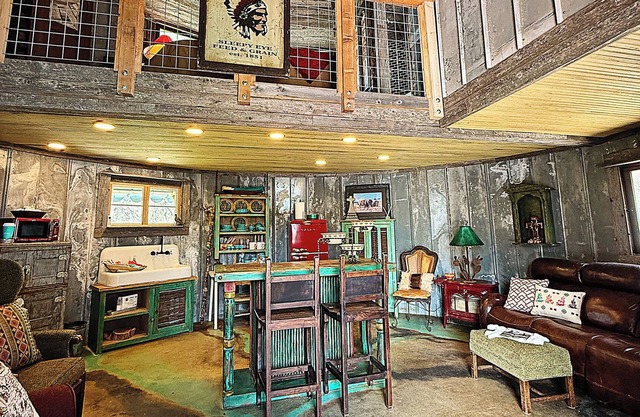 Sleepy Eye Inn – Rustic Silo Retreat in the Heart of Hamilton, TX