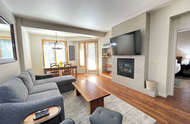 Slopeside Serenity/walk to Eagle/lg. deck with unobstructed golf course view
