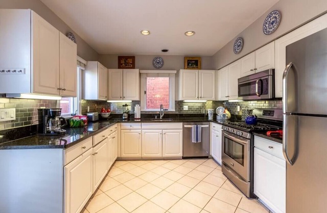 SLP 12| Large Townhouse| FREE Parking| Metro: Braddock| 5 Blk King ST| Game RM