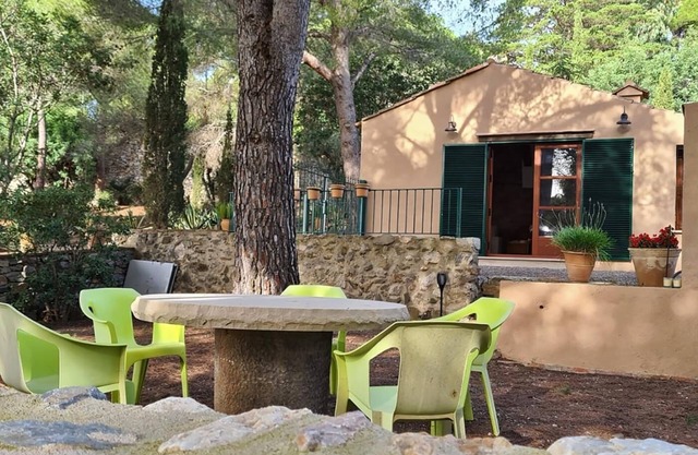 Small and comfortable independent house. Spacious private garden.3 km Valls