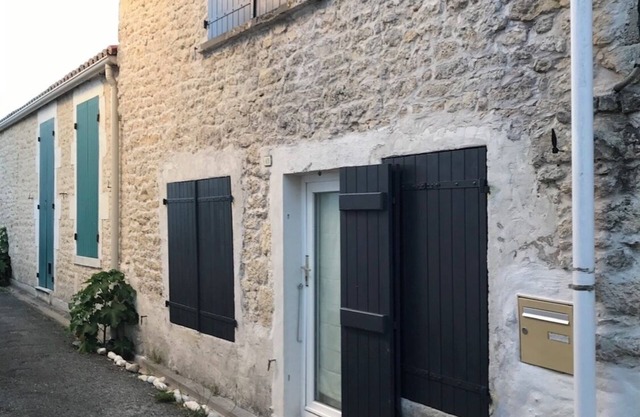 Small artist's house 900 meters from the beach. Pets allowed