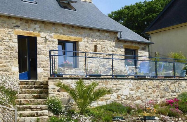 Small Breton holiday home in top location with shared pool, Lézardrieux