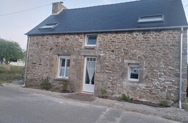 Small country house with wood-burning stove, 20 minutes from beaches.
