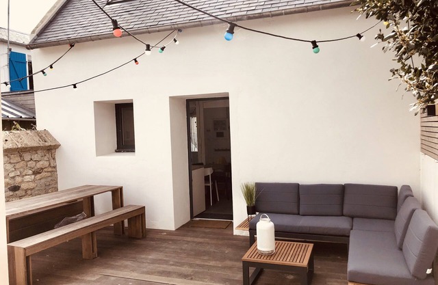 Small fisherman's cottage with terrace on the seafront