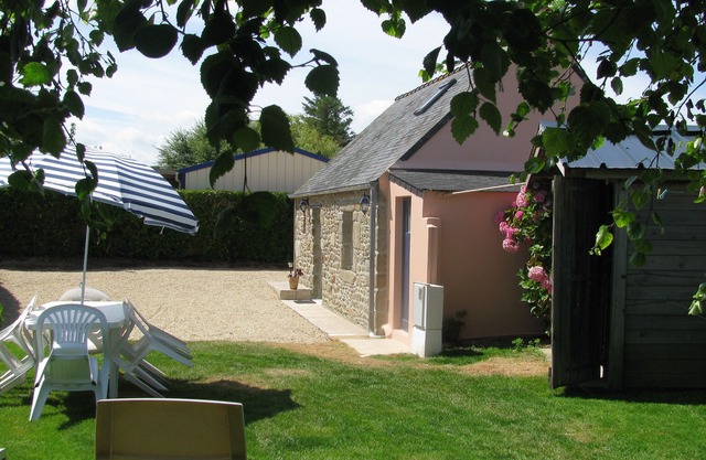 Small fisherman's cottage with enclosed garden 800 m from sandy beaches