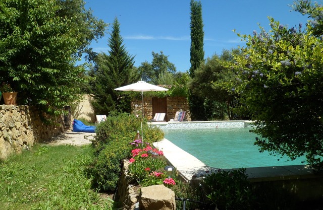 Small house with swimming pool surrounded by nature between the sea and the Verdon