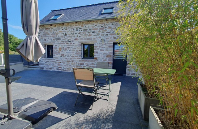 SMALL ROSES SANDSTONE HOUSE NEAR THE BEACHES