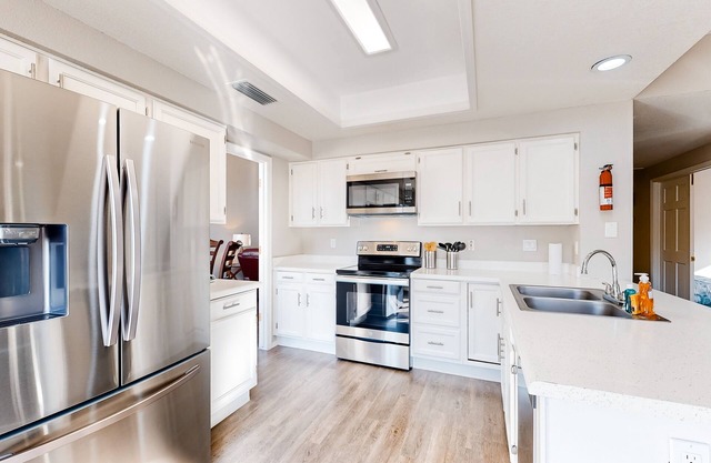 Snowbird-friendly home with central AC, WiFi, private pool - dogs welcome