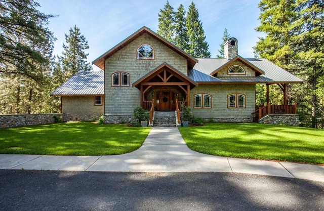 Snowgrass Lodge - Luxury timber lodge, riverfront, mountain views, hot tub