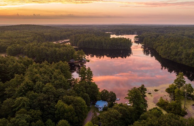 Snowmobilers welcome!! Camp Christmas Cove - Christmas smiles year around