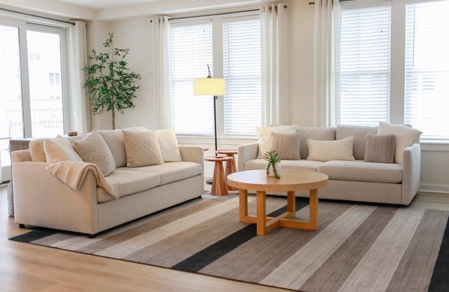 Sojourns Modern Sanctuary 2 BR Sleeps 8 Pool Views
