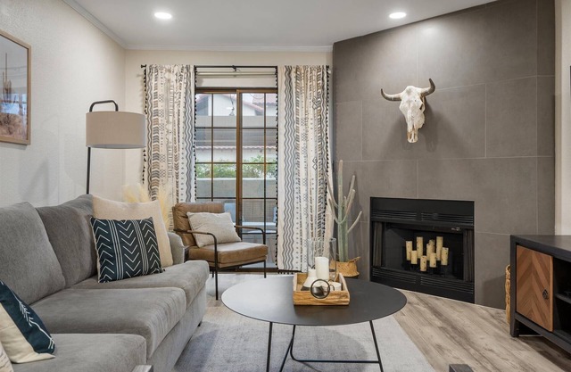 Sonoran Style 2BR/2BA w. Free Parking & Pool