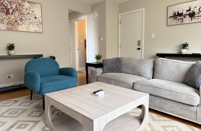 Soothing 2-bedroom apartment with AC in Des Plaines