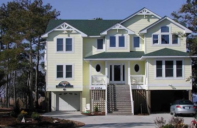 Sound-front with hot tub, pool, elevator, & rec room with pool table