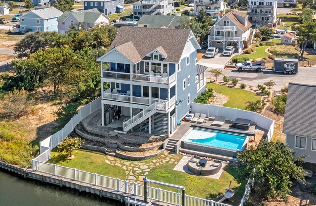 Sound Living: Exquisite Canal-front home, Infinity Pool, Hot Tub, Elevator
