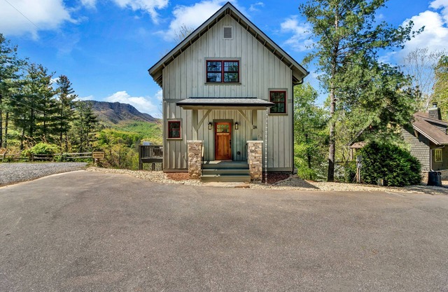 Sourwood Treehouse- Adorable treehouse, hot tub, & mountain views