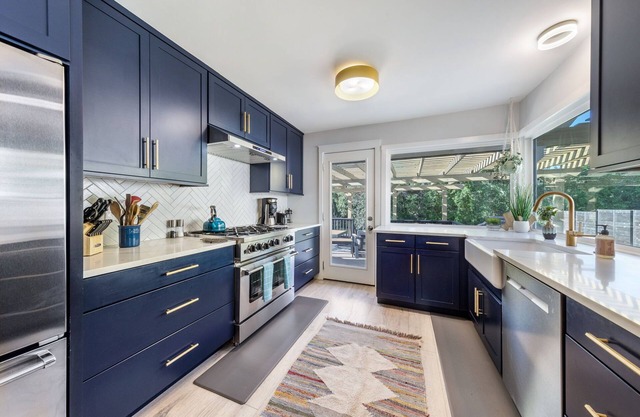 South ATX Home - Pool - Sauna - Parking - Sleeps 6