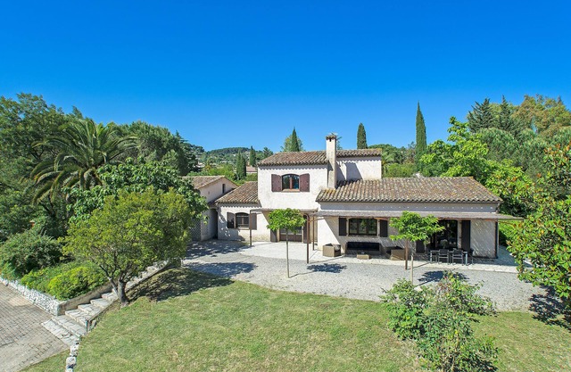 South facing villa of 250 m² with swimming pool in a 3000 m² garden