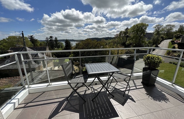 South-facing sea view apartment in Carantec