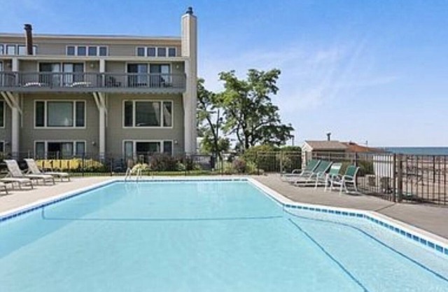 South Haven Condo w/LAKE MICHIGAN + LIGHTHOUSE VIEWS w/POOL + PRIVATE BEACH
