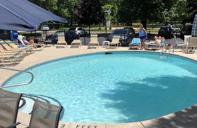 South Haven - No Stairs - Condo with Pool - 2 minute Walk to Beach!