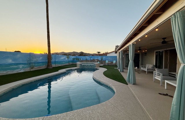 South Mountain FREE HEATED Pool & Hot Tub Close to trails and park. NEW