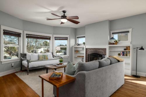 South Park Charmer - Close to Zoo - Backyard Oasis