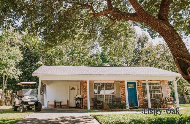 Southern Exposure - w/GOLF CART! Close to beach & downtown Ocean Springs!