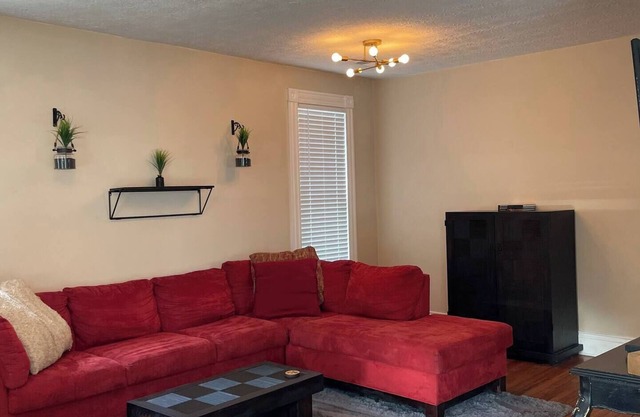 Southern Parkway Retreat Near Downtown Louisville