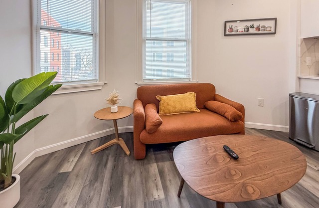 Southie! 2Bedroom, Washer/Dryer in unit!