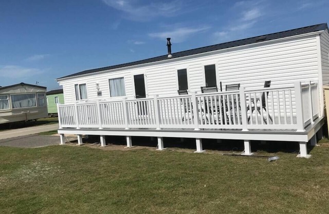 SP77 8 Berth Caravan with Veranda - pets allowed