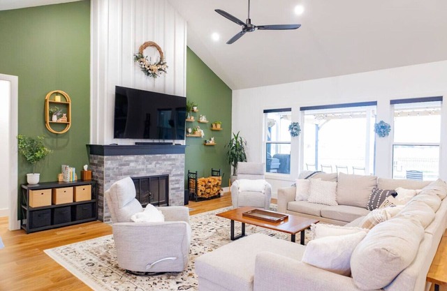 SPA 5 TVs 2 LR Arcade 5 Acres