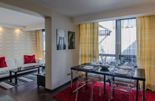 Spacious city center apartm+terrace+Wi-fi.